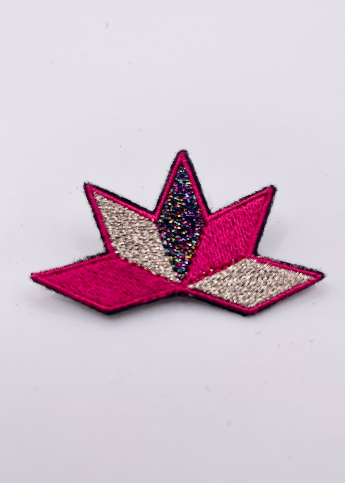 Broche brodée ASTRA, coloris Fuchsia & champagne