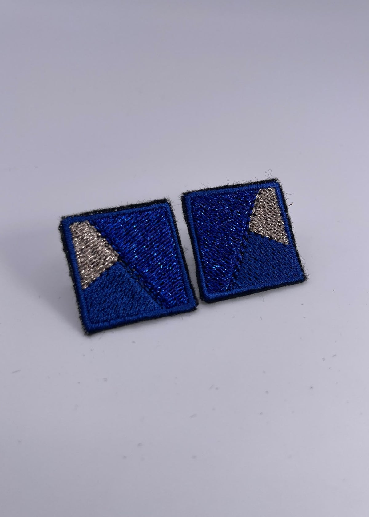 Boucles d'oreilles brodées MINI RITA, coloris Bleu & argent