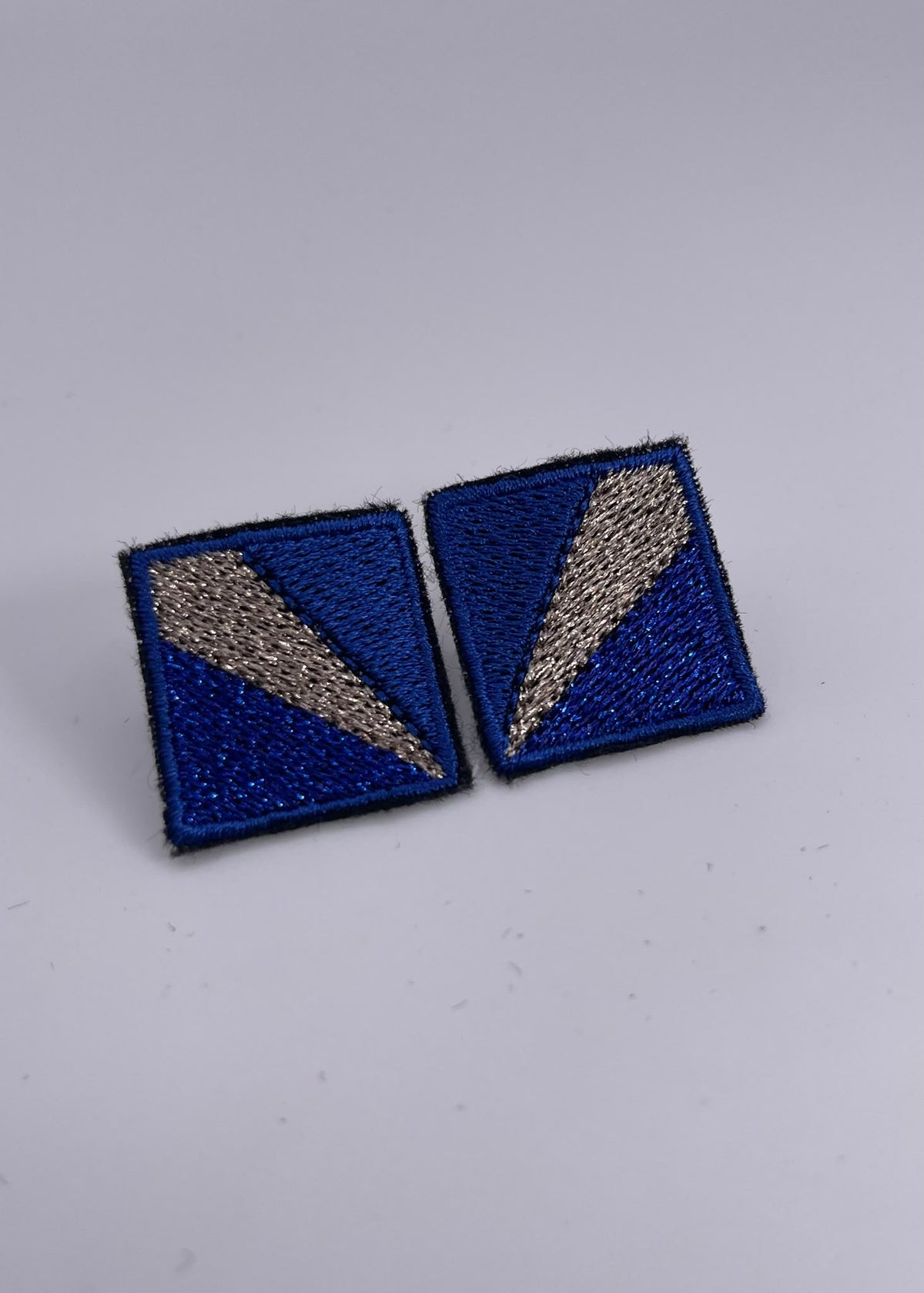 Boucles d'oreilles brodées MINI RITA, coloris Bleu & grand éclat argent