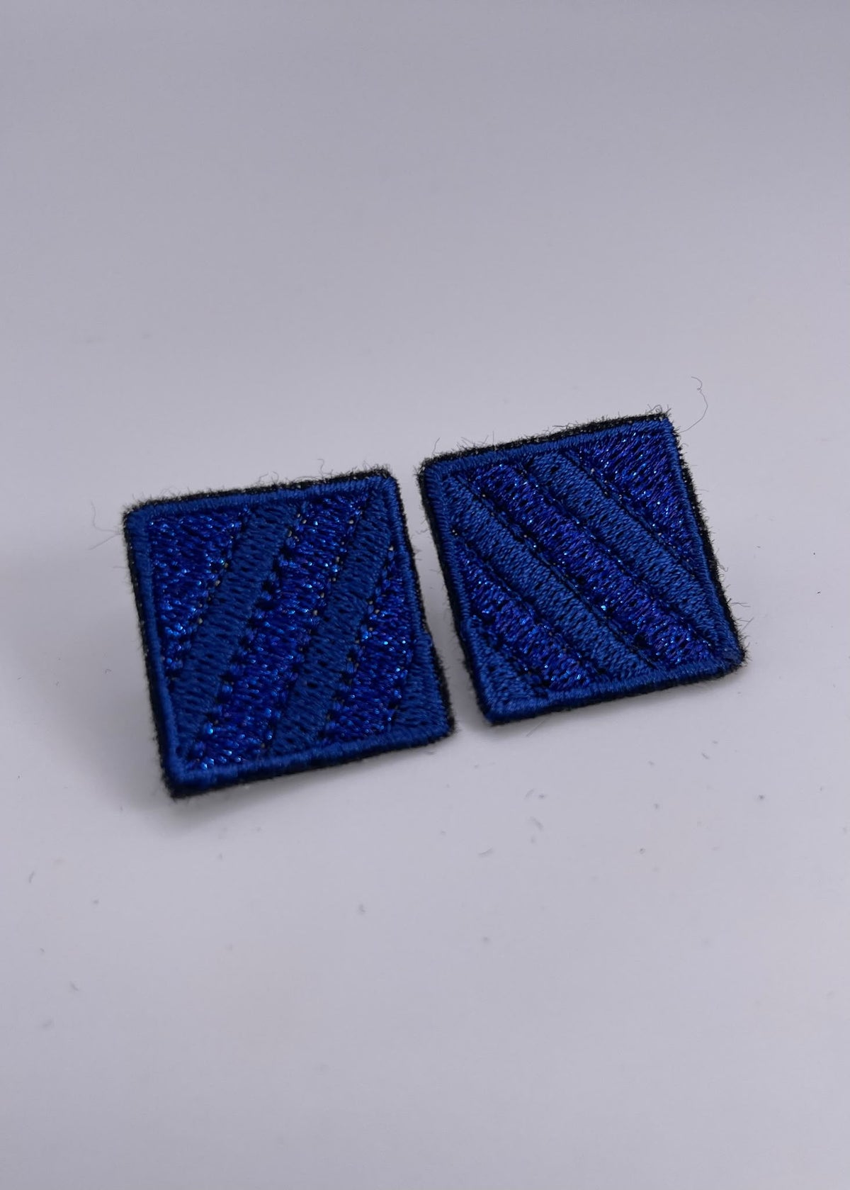 Boucles d'oreilles brodées MINI RITA, coloris Bleu rayé