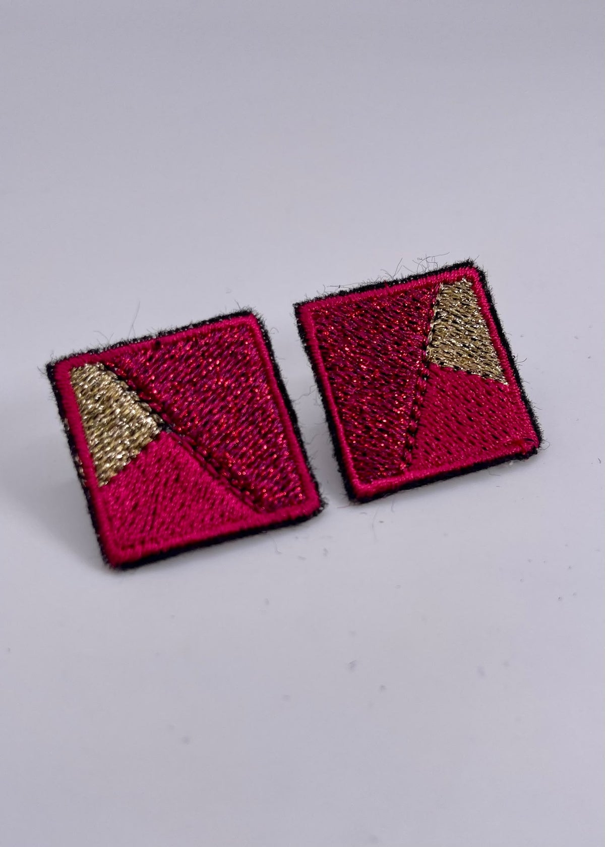 Boucles d'oreilles brodées MINI RITA, coloris Fuchsia & doré