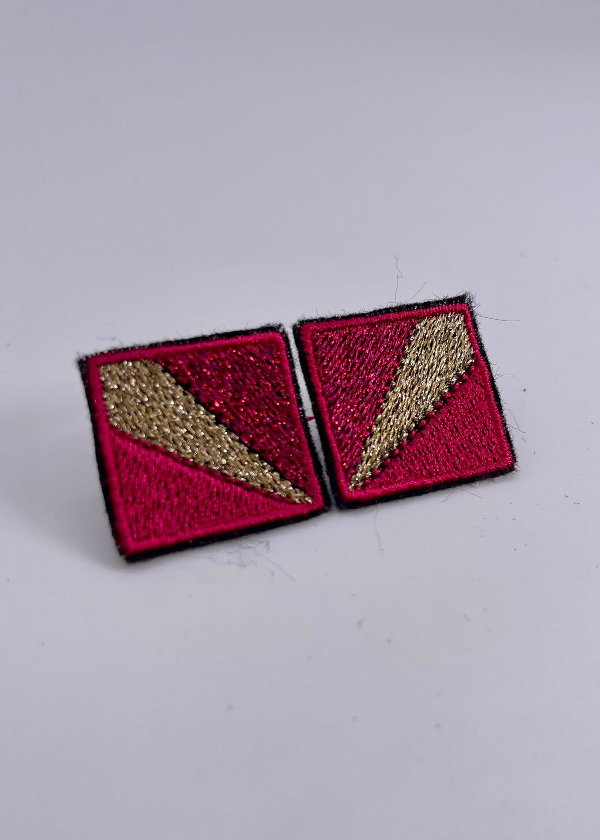 Boucles d'oreilles brodées MINI RITA, coloris Fuchsia & grand éclat doré