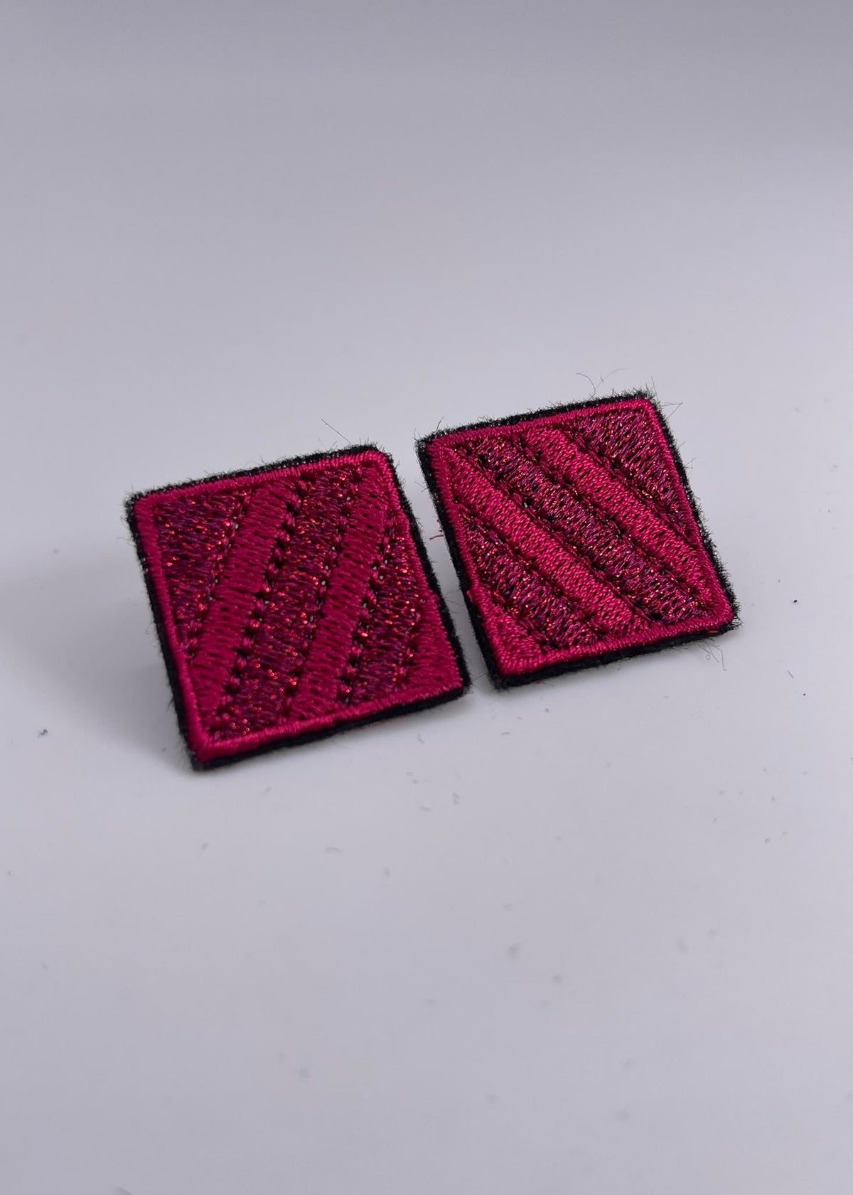 Boucles d'oreilles brodées MINI RITA, coloris Fuchsia rayé