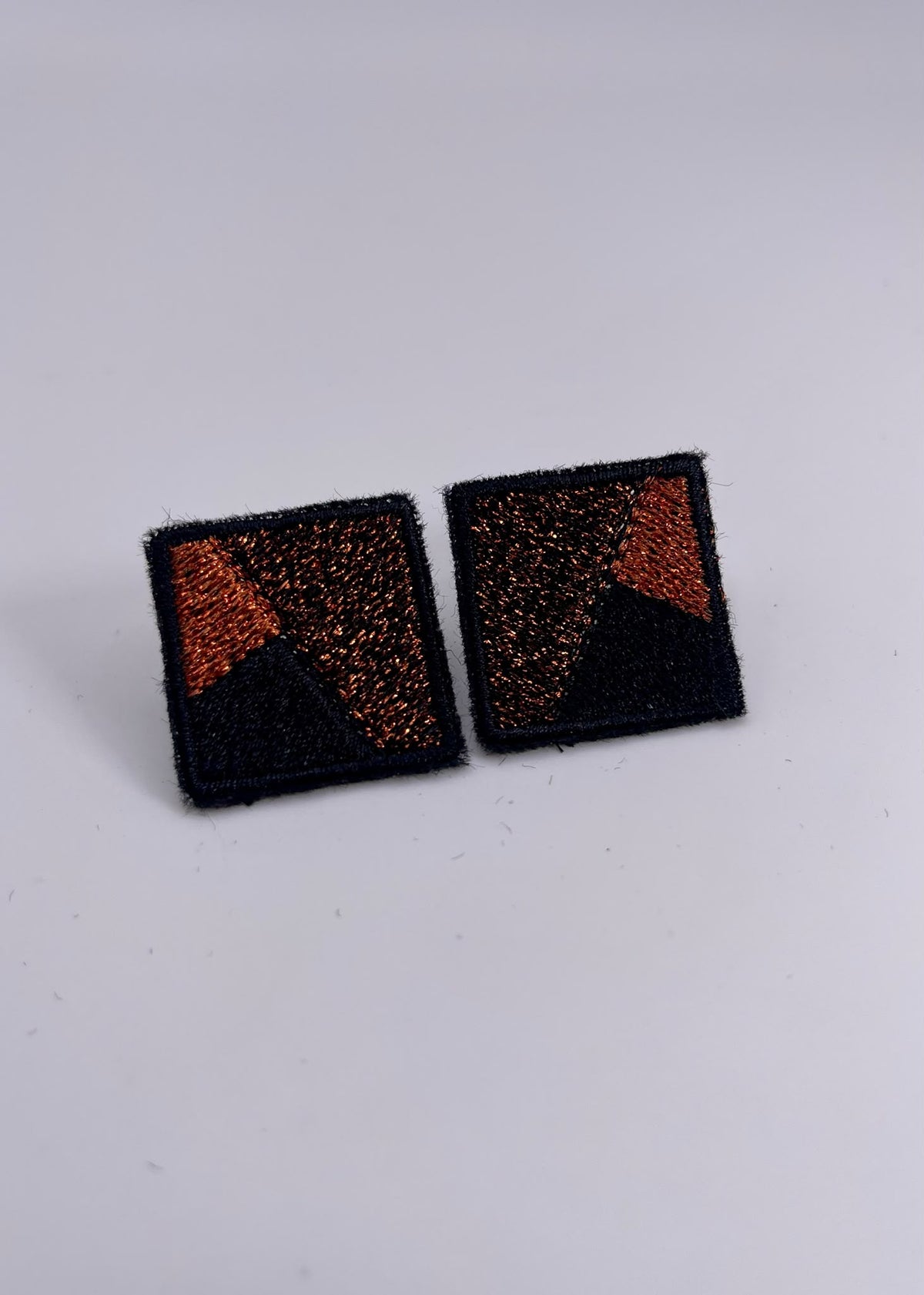 Boucles d'oreilles brodées MINI RITA, coloris Noir & cuivre