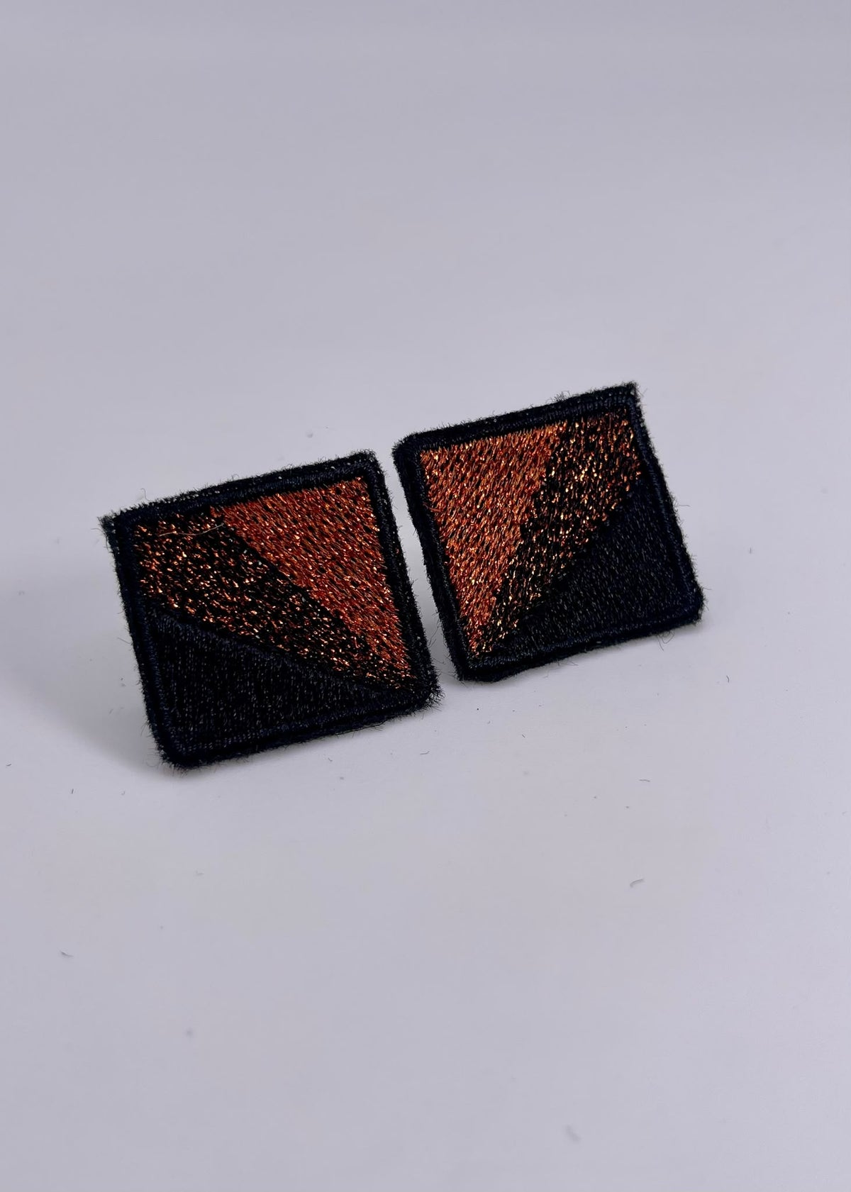 Boucles d'oreilles brodées MINI RITA, coloris Noir & grand éclat cuivre