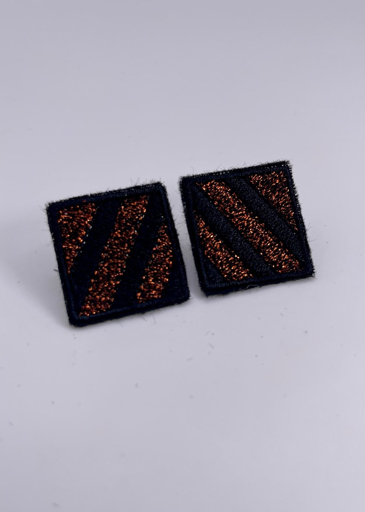 Boucles d'oreilles brodées MINI RITA, coloris Noir rayé & cuivre