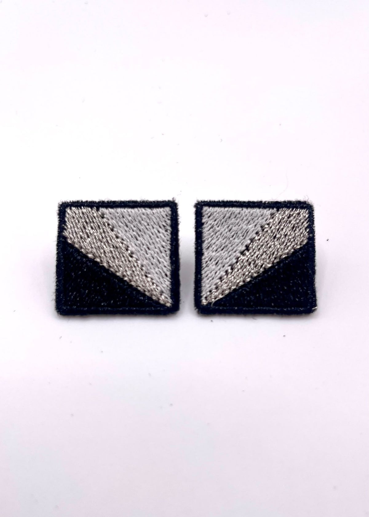Boucles d'oreilles brodées MINI RITA, coloris Noir, gris & argent