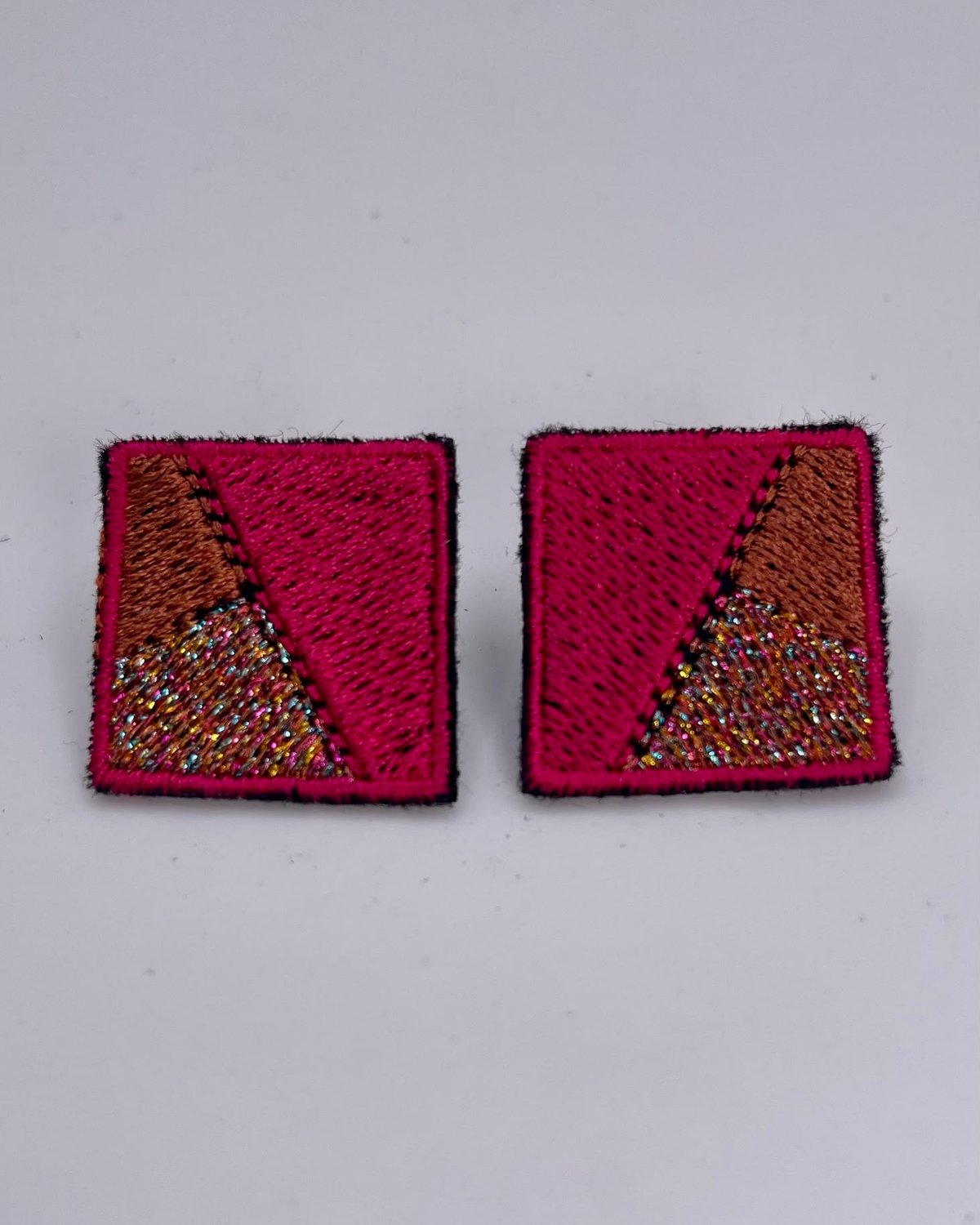 Boucles d'oreilles brodées MINI RITA, coloris Fuchsia & cuivre