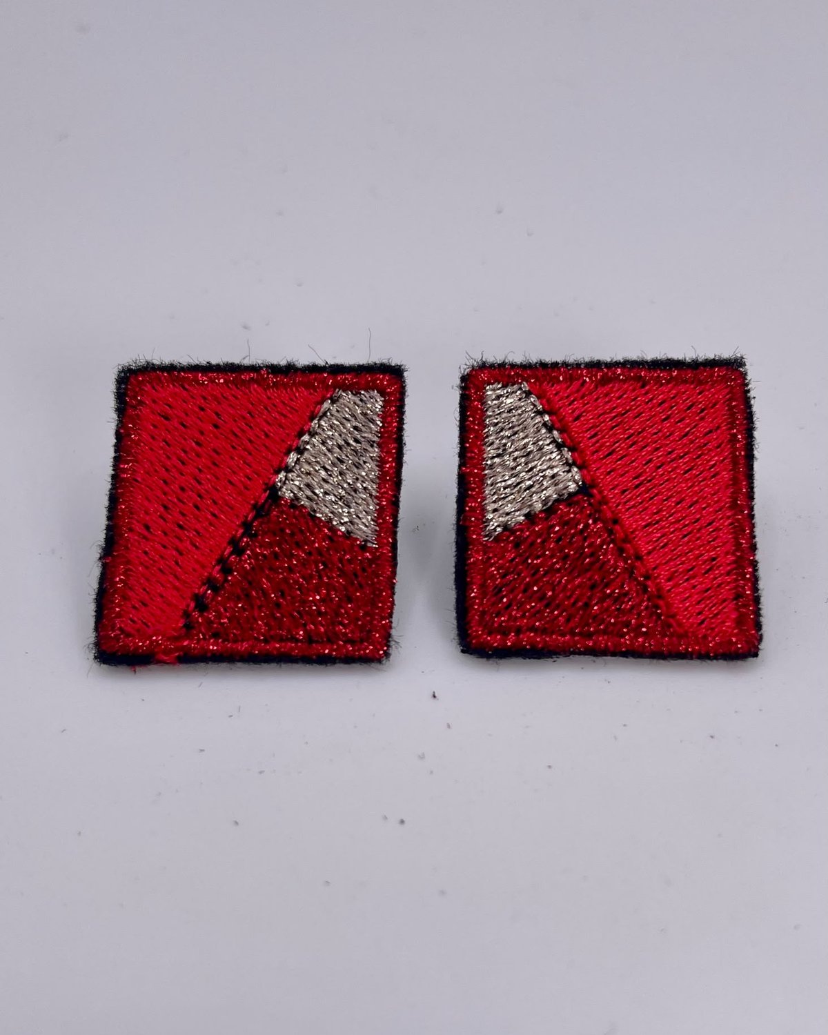 Boucles d'oreilles brodées MINI RITA, coloris Rouge & argent
