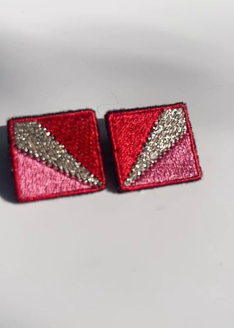 Boucles d'oreilles brodées MINI RITA, coloris Rouge, rose & grand éclat argent