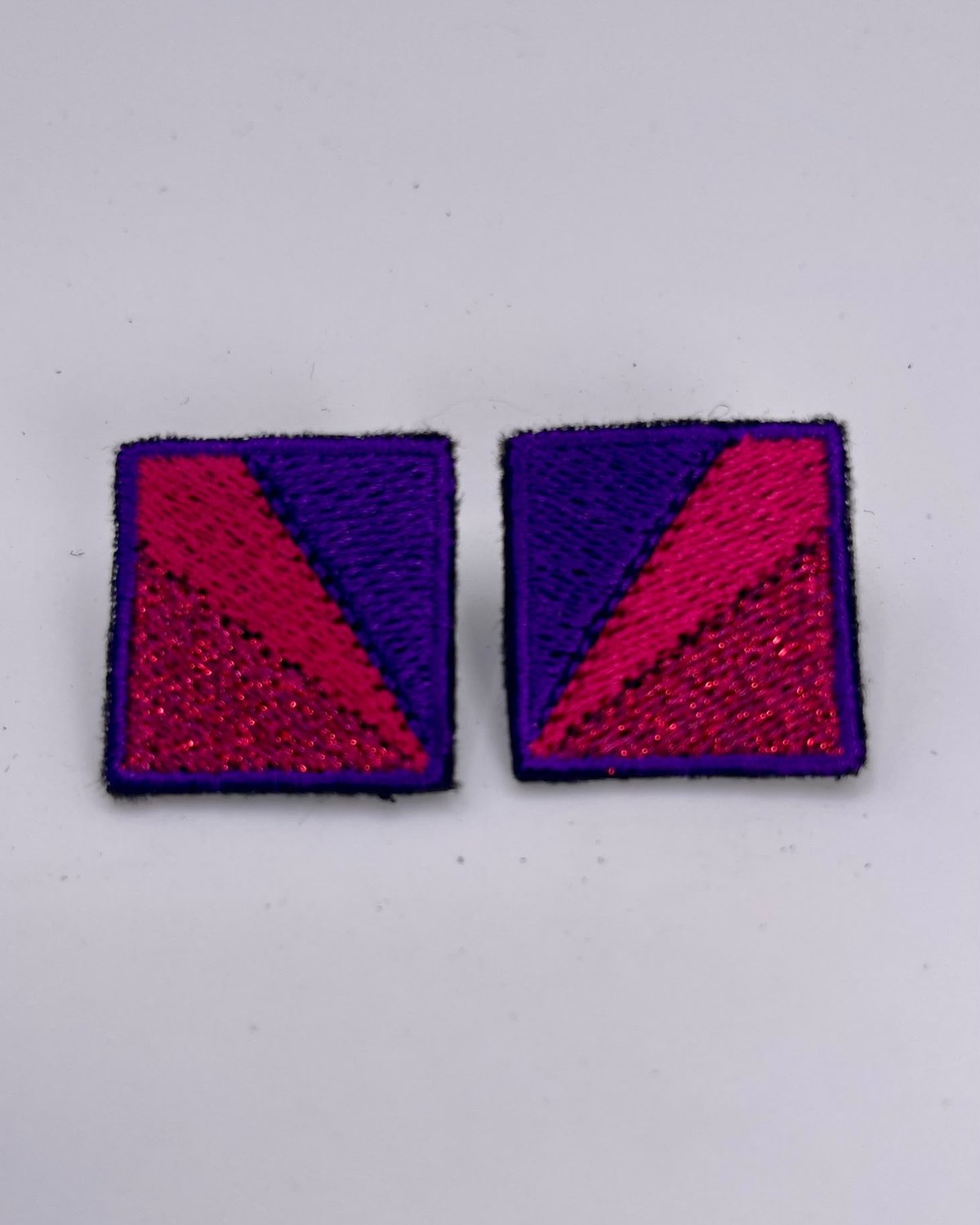 Boucles d'oreilles brodées MINI RITA, coloris Violet & fuchsia