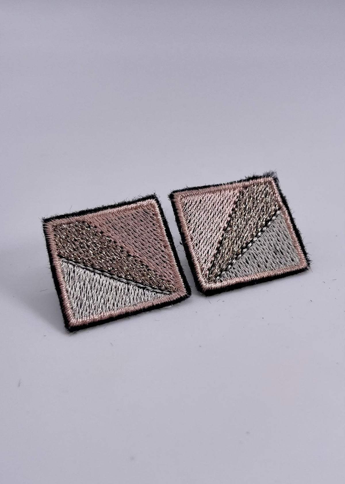 Boucles d'oreilles brodées MINI RITA, coloris Rose, argent & gris