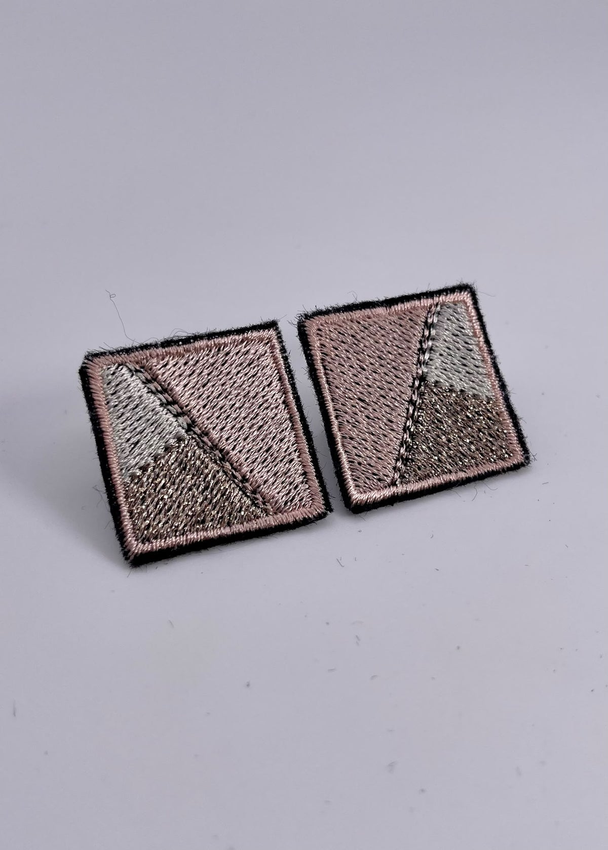 Boucles d'oreilles brodées MINI RITA, coloris Rose, blanc & argent