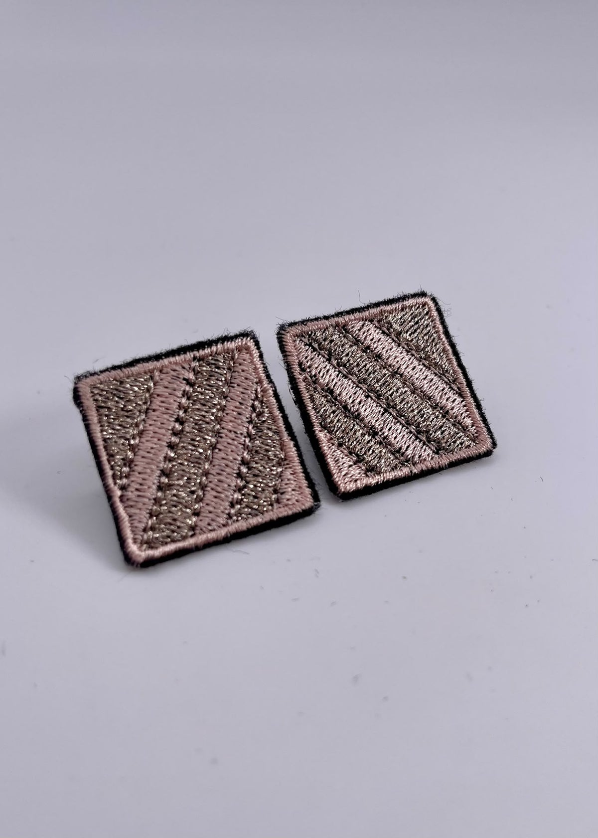 Boucles d'oreilles brodées MINI RITA, coloris Rose rayé & argent