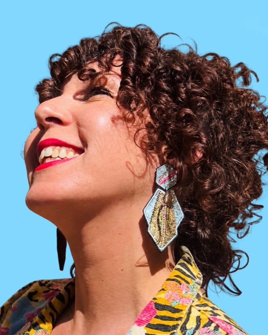 AURA, boucles d’oreilles brodées, portées