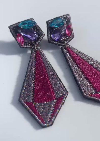 Boucles d'oreilles brodées ARYA, coloris Fuchsia & argent irisé (vidéo)