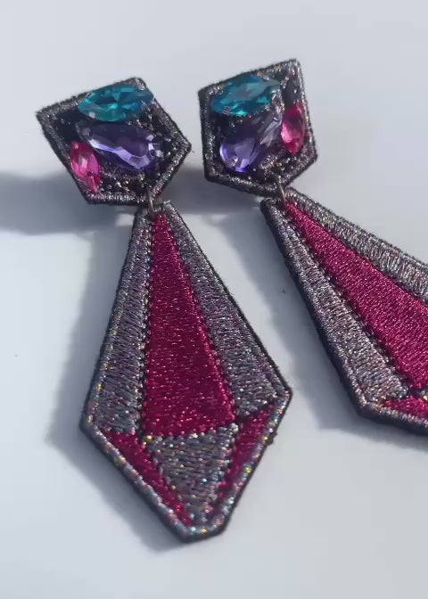 Boucles d'oreilles brodées ARYA, coloris Fuchsia & argent irisé (vidéo)