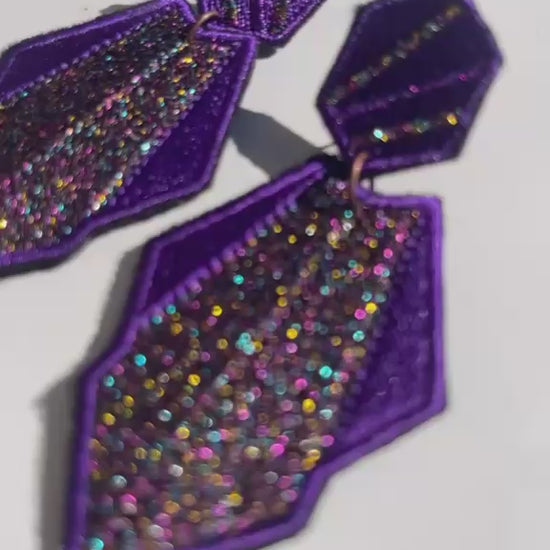Boucles d'oreilles brodées AURA, coloris Violet pailleté (vidéo)