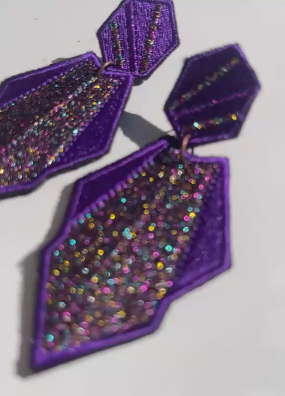 Boucles d'oreilles brodées AURA, coloris Violet pailleté (vidéo)
