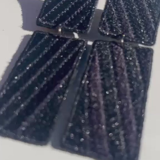 Boucles d'oreilles brodées RITA, coloris Noir rayé (vidéo)