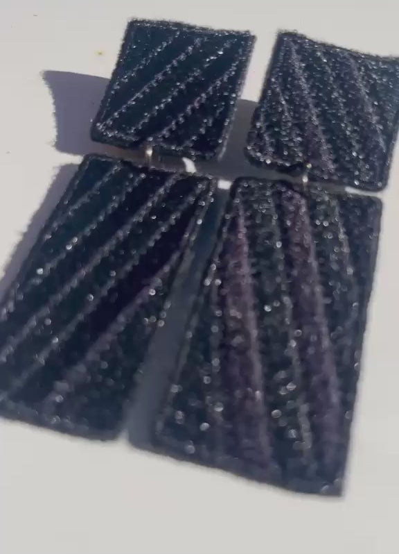 Boucles d'oreilles brodées RITA, coloris Noir rayé (vidéo)