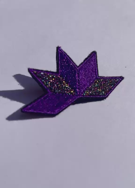 Broche brodée ASTRA, coloris Violet & irisé (vidéo)