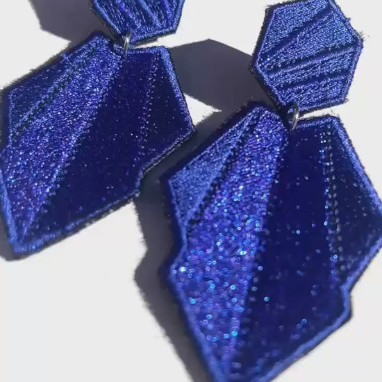 Boucles d'oreilles brodées AURA, coloris Bleu roi (vidéo)