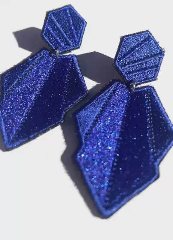 Boucles d'oreilles brodées AURA, coloris Bleu roi (vidéo)