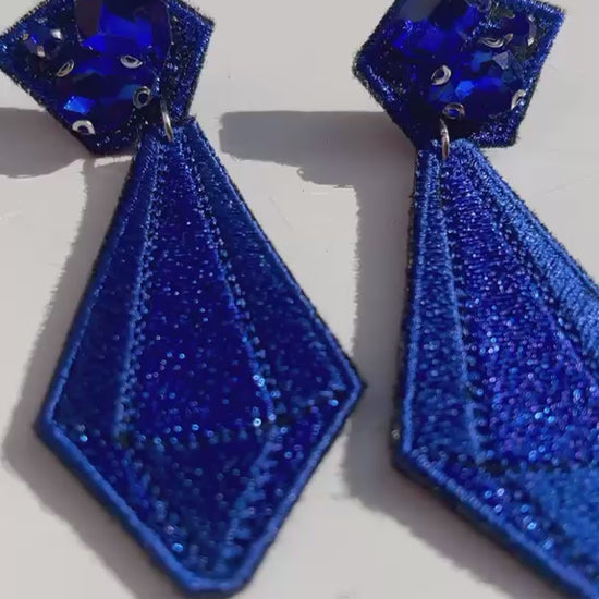 Boucles d'oreilles brodées ARYA, coloris Bleu roi (vidéo)