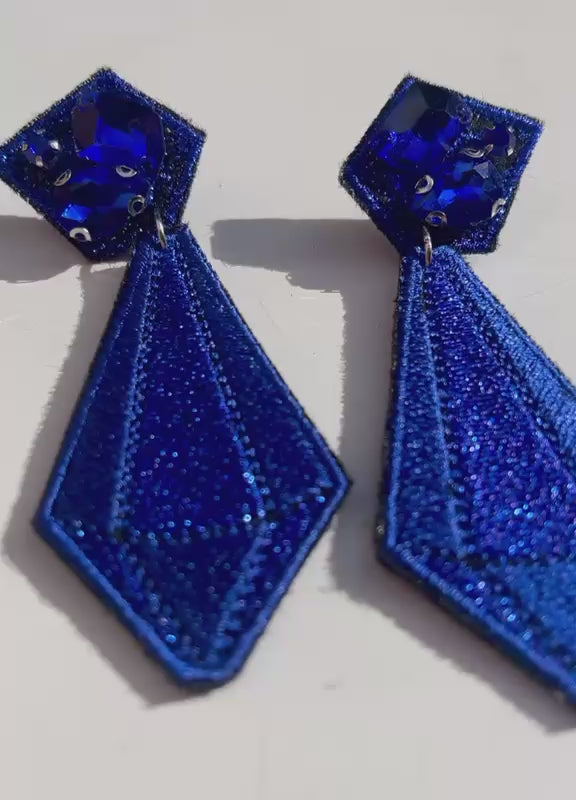 Boucles d'oreilles brodées ARYA, coloris Bleu roi (vidéo)