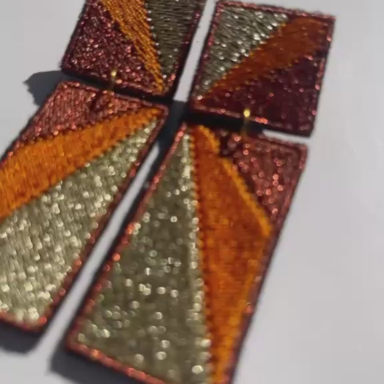 Boucles d'oreilles brodées RITA, coloris Orange & doré (vidéo)