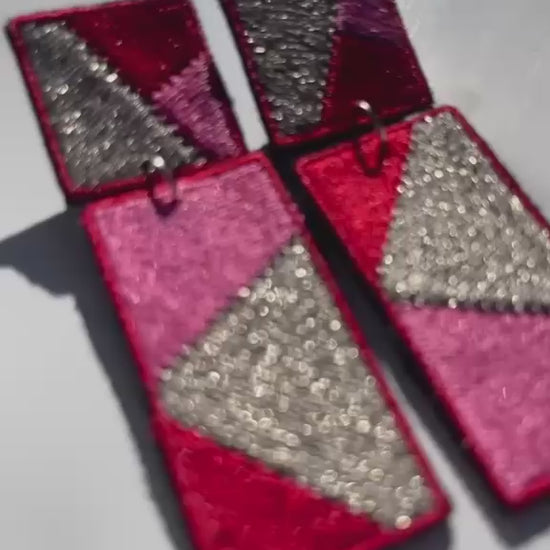 Boucles d'oreilles brodées RITA, coloris Rouge, rose & argent (vidéo)