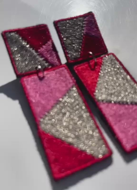 Boucles d'oreilles brodées RITA, coloris Rouge, rose & argent (vidéo)