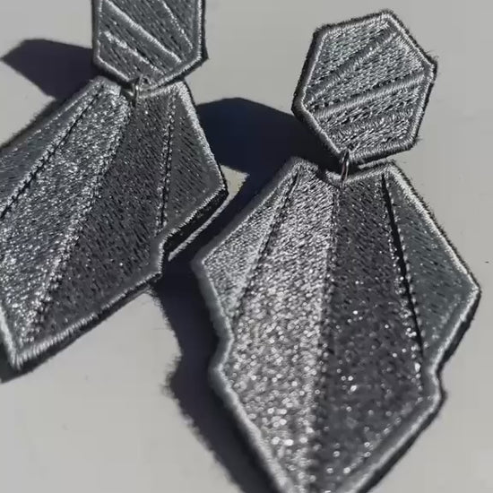 Boucles d'oreilles brodées AURA, coloris Argent (vidéo)