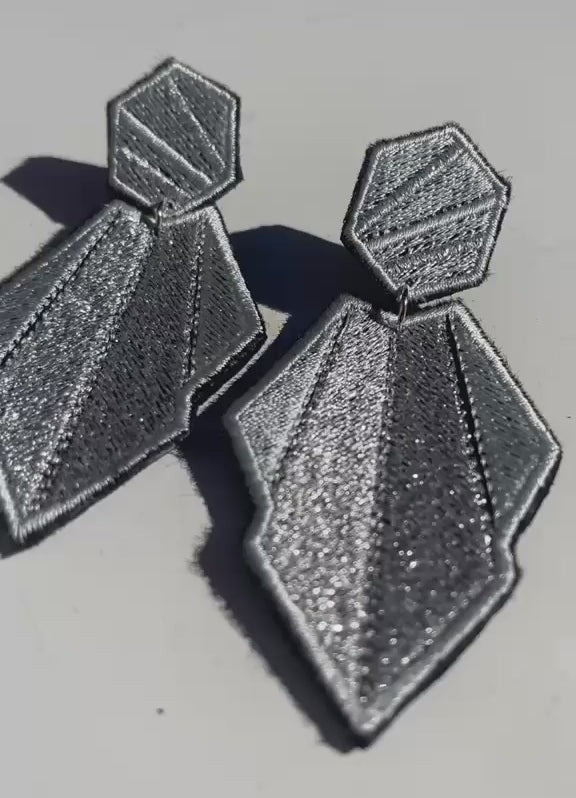 Boucles d'oreilles brodées AURA, coloris Argent (vidéo)