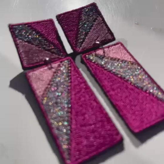 Boucles d'oreilles brodées RITA, coloris Prune, rose & argent (vidéo)