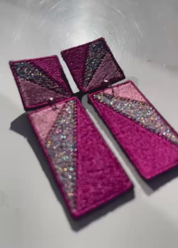 Boucles d'oreilles brodées RITA, coloris Prune, rose & argent (vidéo)