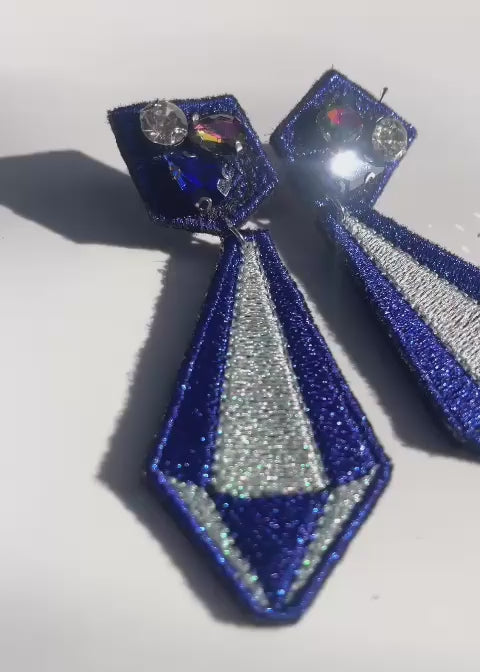Boucles d'oreilles brodées ARYA, coloris Bleu roi & argent (vidéo)