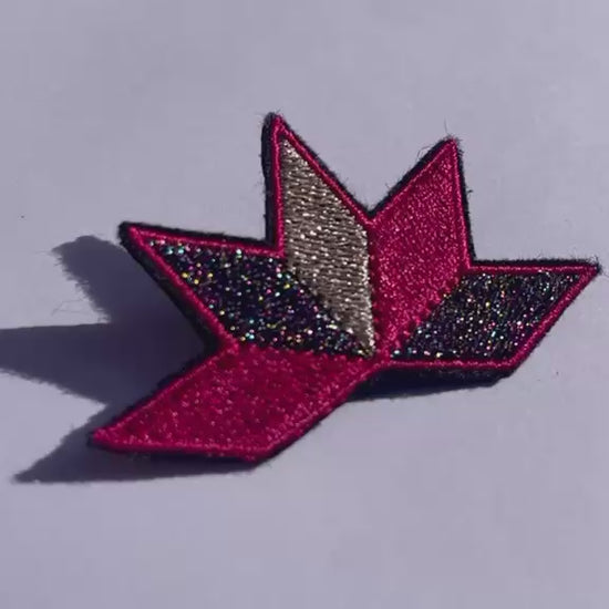 Broche brodée ASTRA, coloris Fuchsia & noir irisé (vidéo)