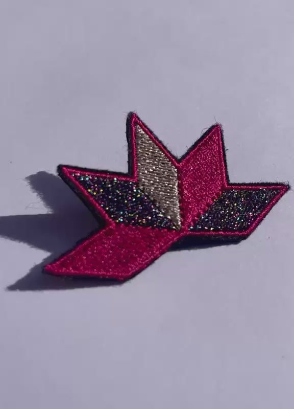 Broche brodée ASTRA, coloris Fuchsia & noir irisé (vidéo)