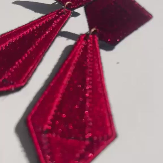 Boucles d'oreilles brodées ARYA, coloris Rouge (vidéo)