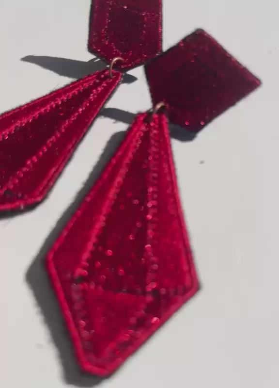 Boucles d'oreilles brodées ARYA, coloris Rouge (vidéo)