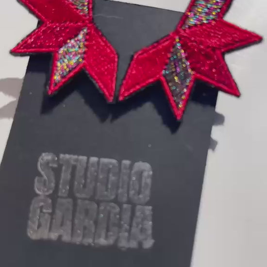 Boucles d'oreilles brodées ASTRA, coloris Rouge & irisé (vidéo)