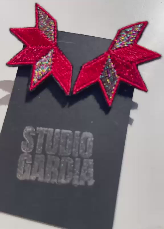 Boucles d'oreilles brodées ASTRA, coloris Rouge & irisé (vidéo)