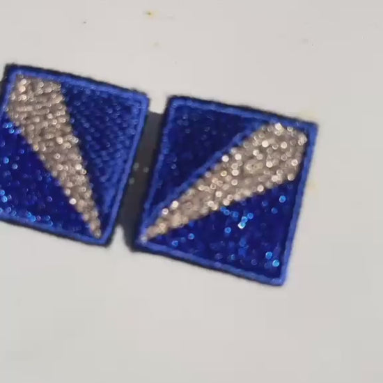 Boucles d'oreilles brodées MINI RITA, coloris Bleu & grand éclat argent (vidéo)