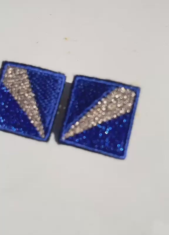 Boucles d'oreilles brodées MINI RITA, coloris Bleu & grand éclat argent (vidéo)