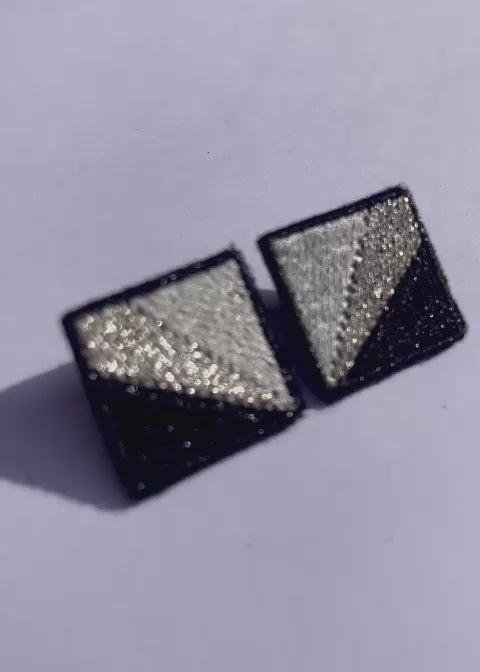 Boucles d'oreilles brodées MINI RITA, coloris Noir, gris & argent (vidéo)