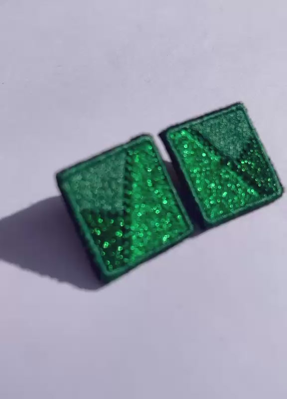 Boucles d'oreilles brodées MINI RITA, coloris Vert émeraude (vidéo)