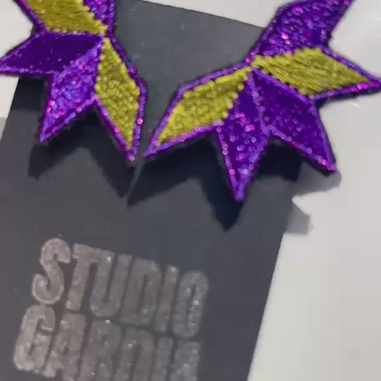 Boucles d'oreilles brodées ASTRA, coloris Violet & anis (vidéo)