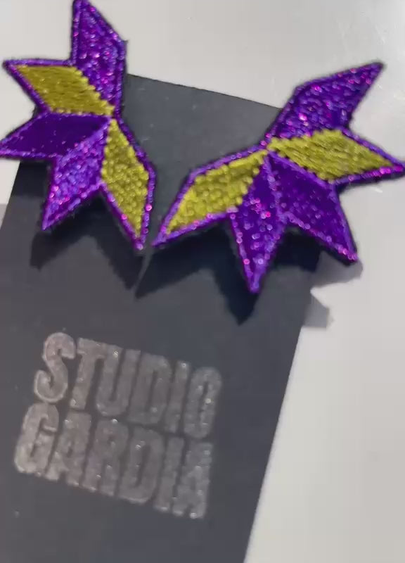 Boucles d'oreilles brodées ASTRA, coloris Violet & anis (vidéo)